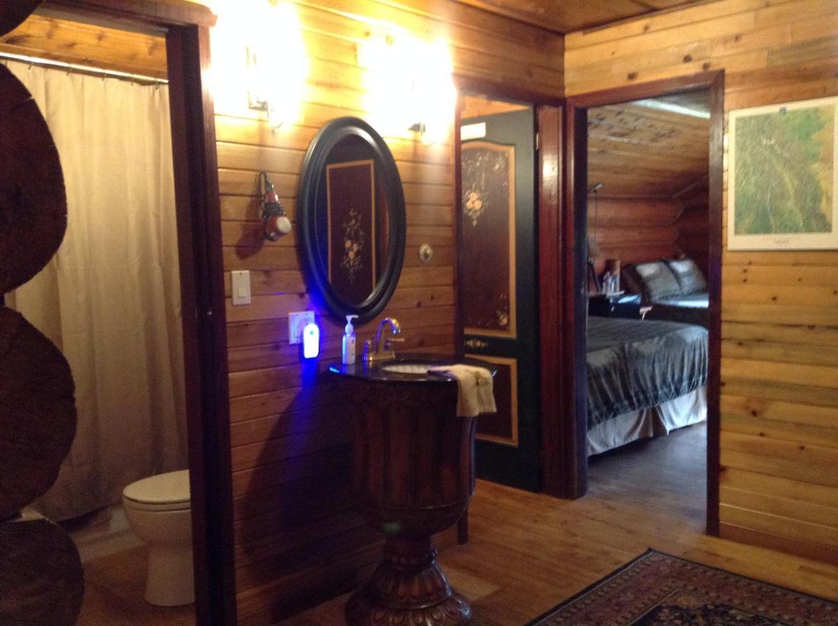 Summit River Lodge&Campsites Valemount Zimmer foto