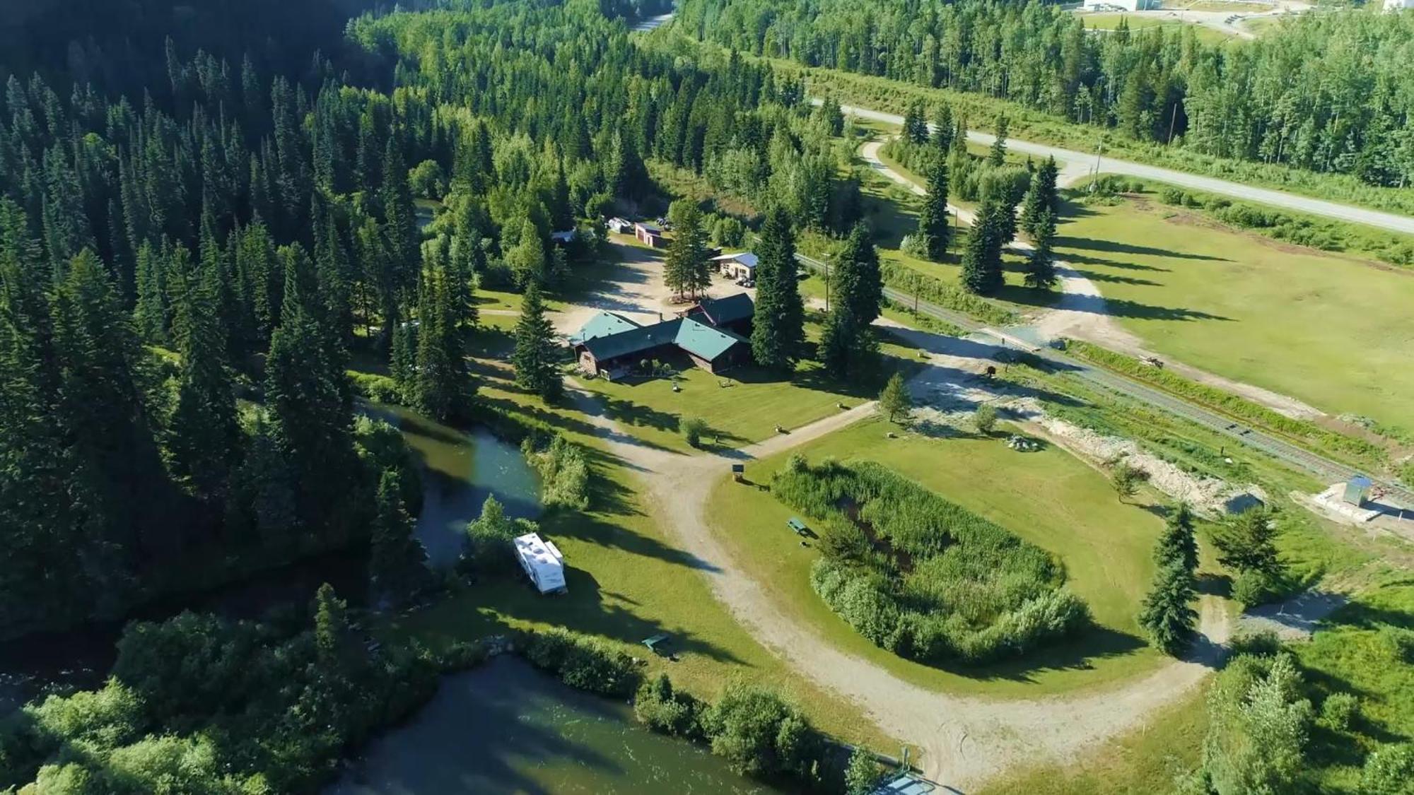 Summit River Lodge&Campsites Valemount Exterior foto